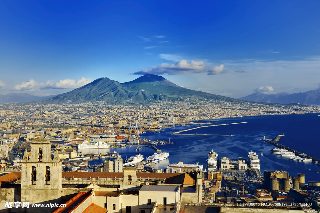 那不勒斯城市与远处火山景