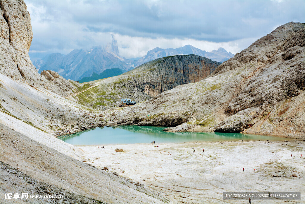 山间碧湖美景