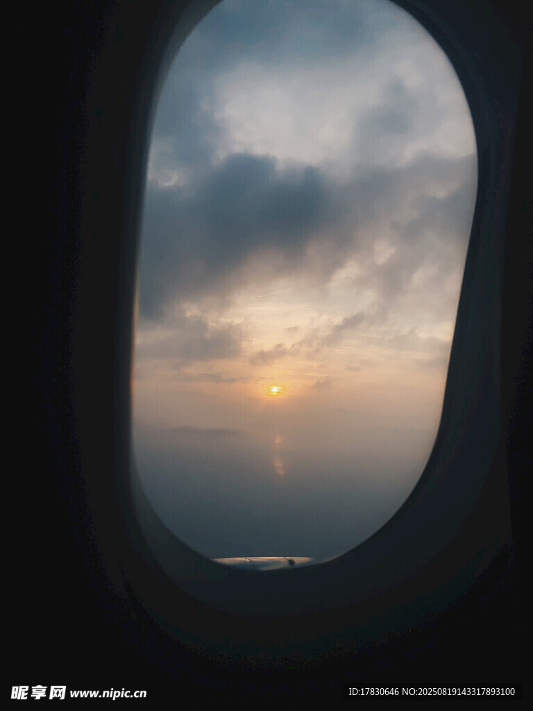 飞机窗外的壮丽日落景观