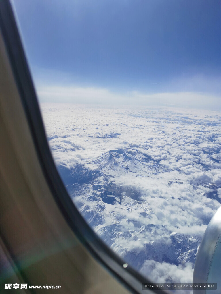 机窗外的云海美景