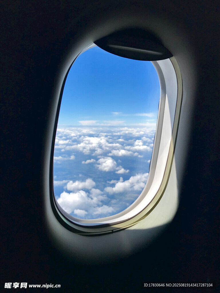 飞机舷窗中的云海美景