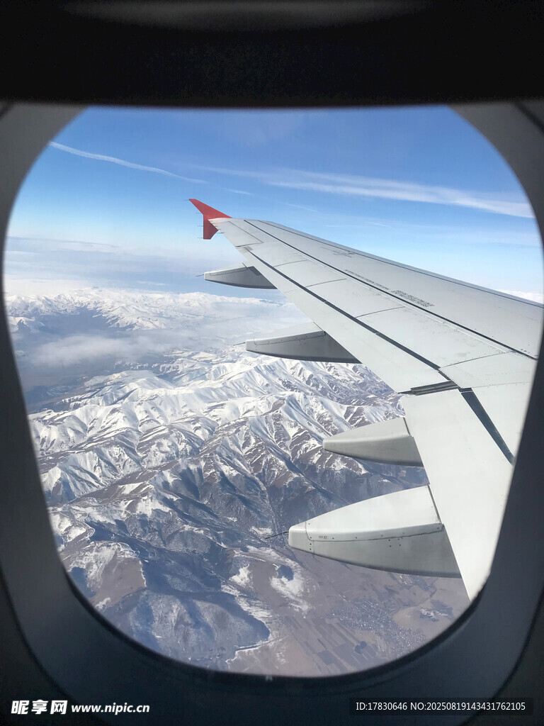 机窗外的壮丽雪山景观