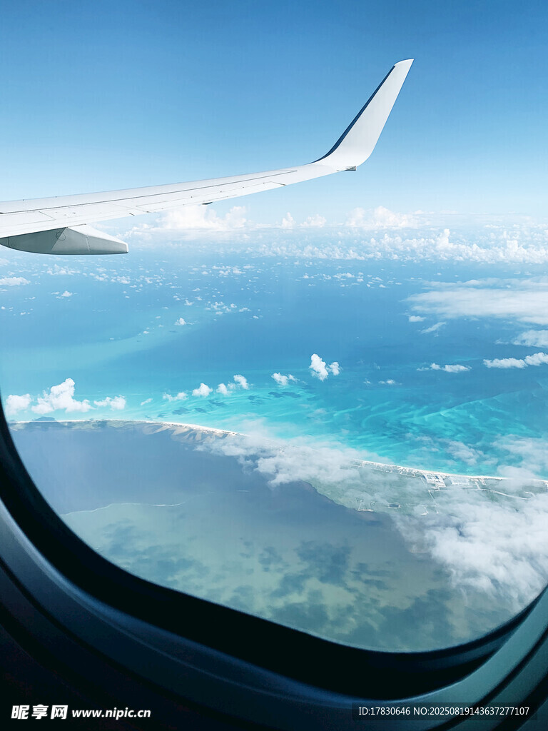 机窗外的碧海蓝天美景