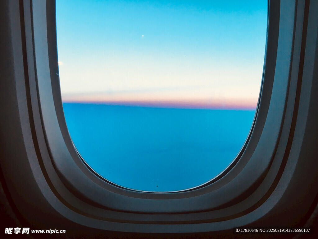 飞机舷窗看蔚蓝天空