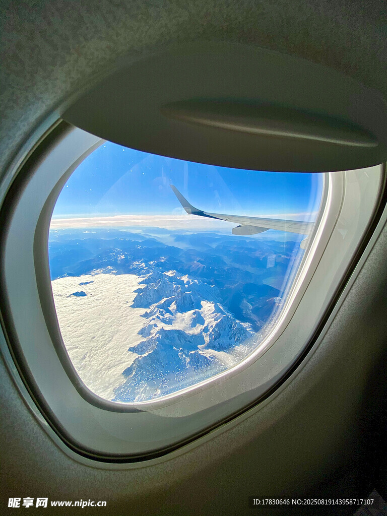 机窗外的壮丽高空景观