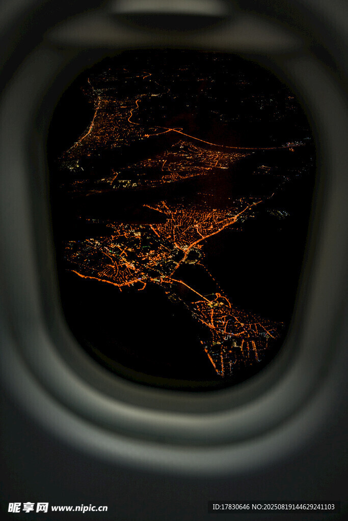 机窗视角下的城市璀璨夜景