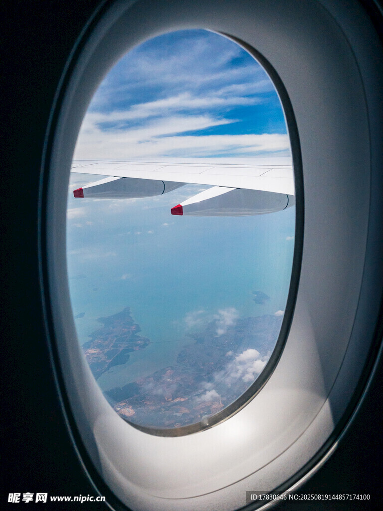机窗视角下的碧海蓝天
