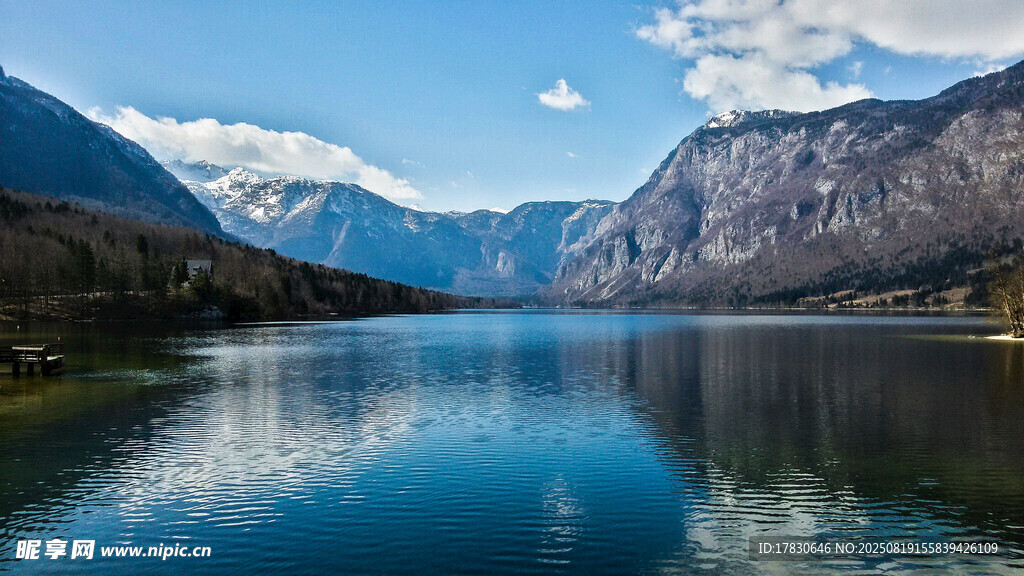 宁静山水间的美丽湖景