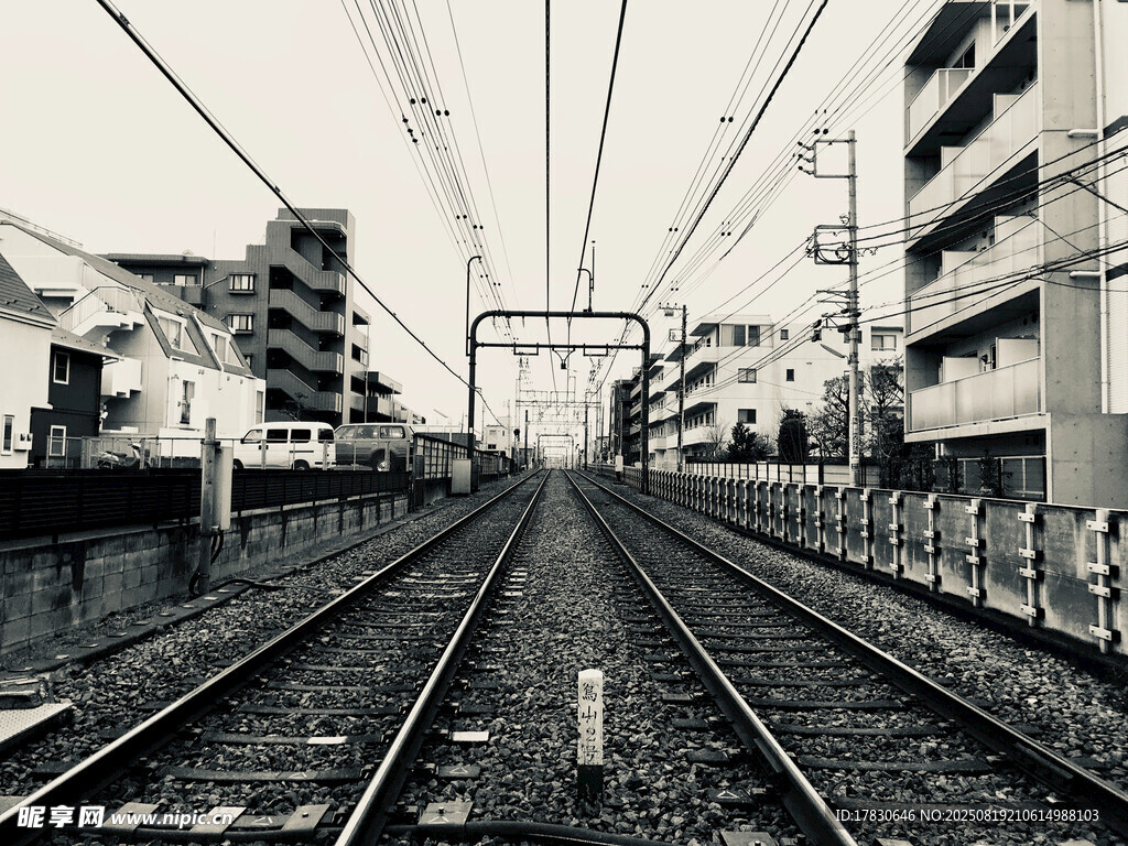 城市铁轨延伸向远方