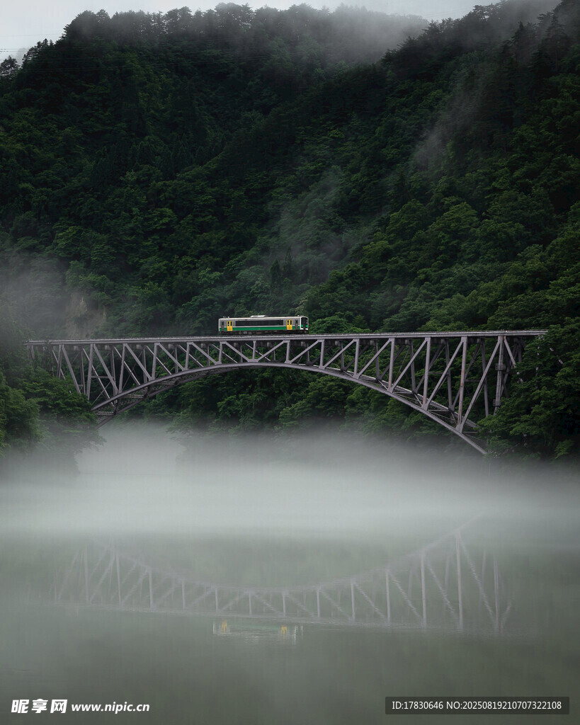 雾中高架桥横跨青山之间