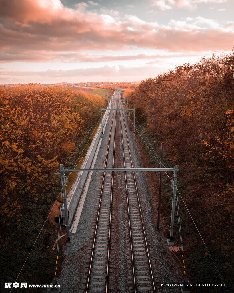 夕阳下延伸的铁轨美景