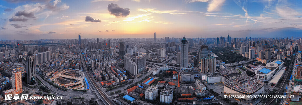 夕阳下的城市全景街拍