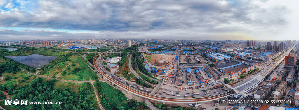 俯瞰蓝天白云下的武汉城市全景