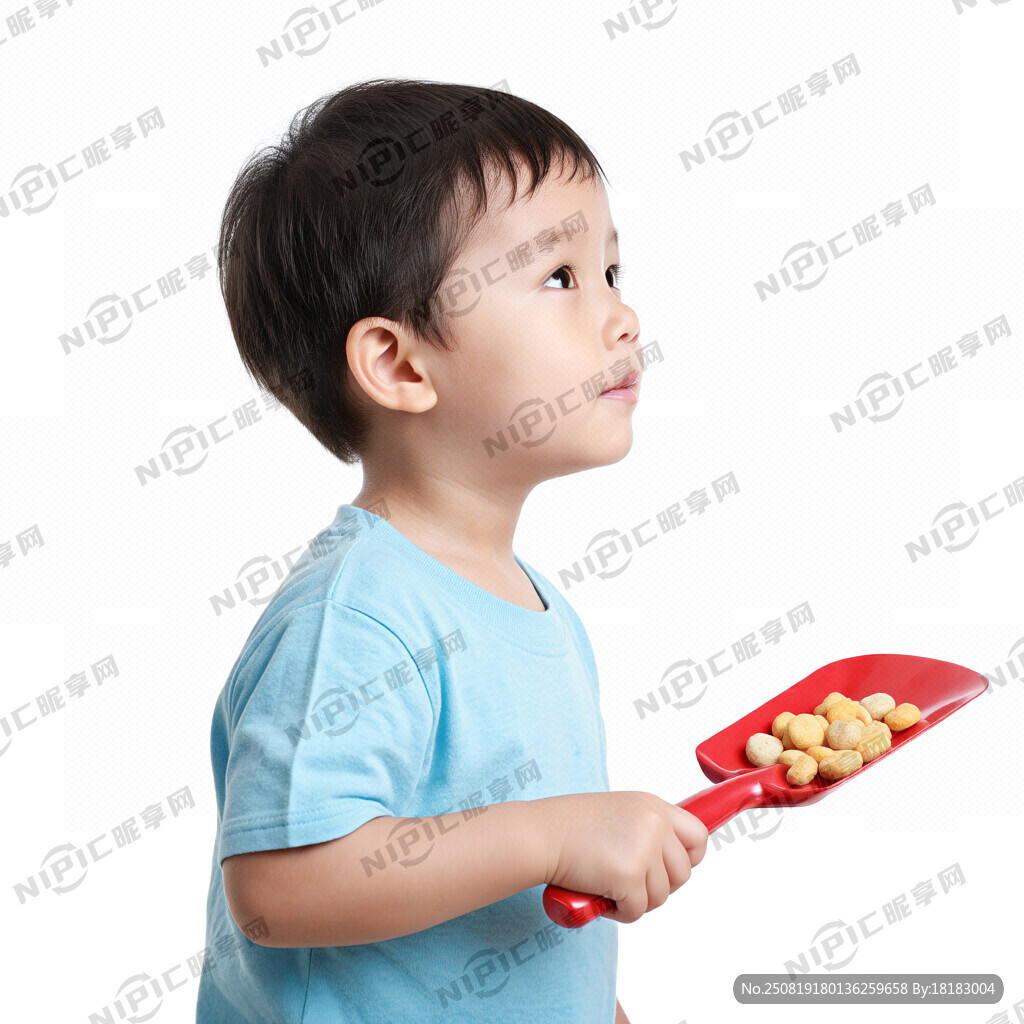穿浅蓝色衣服的小男孩
