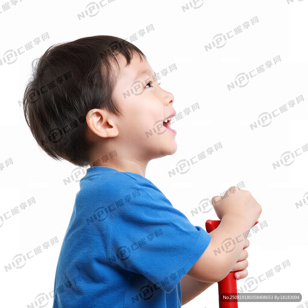 穿蓝色衣服的小男孩 纯白色背景