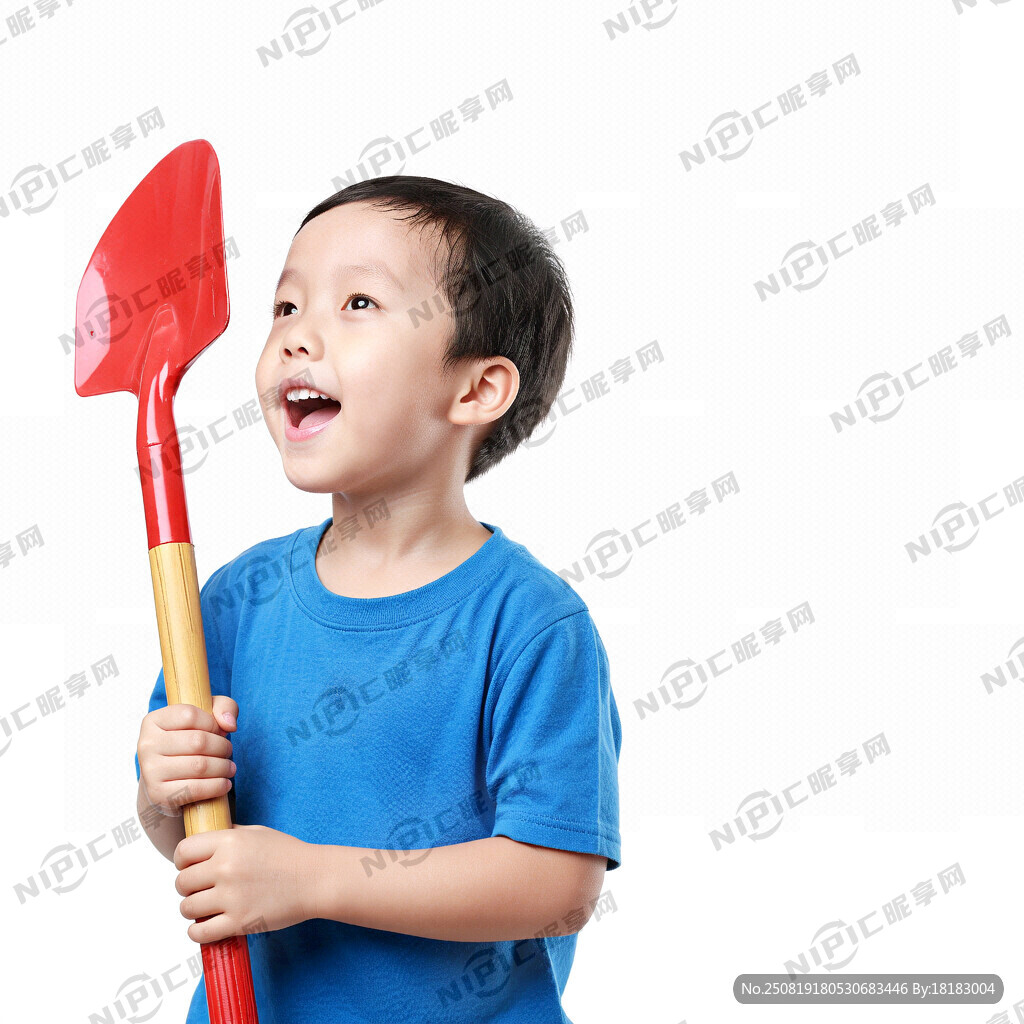 穿蓝色衣服的小男孩 铲子朝上