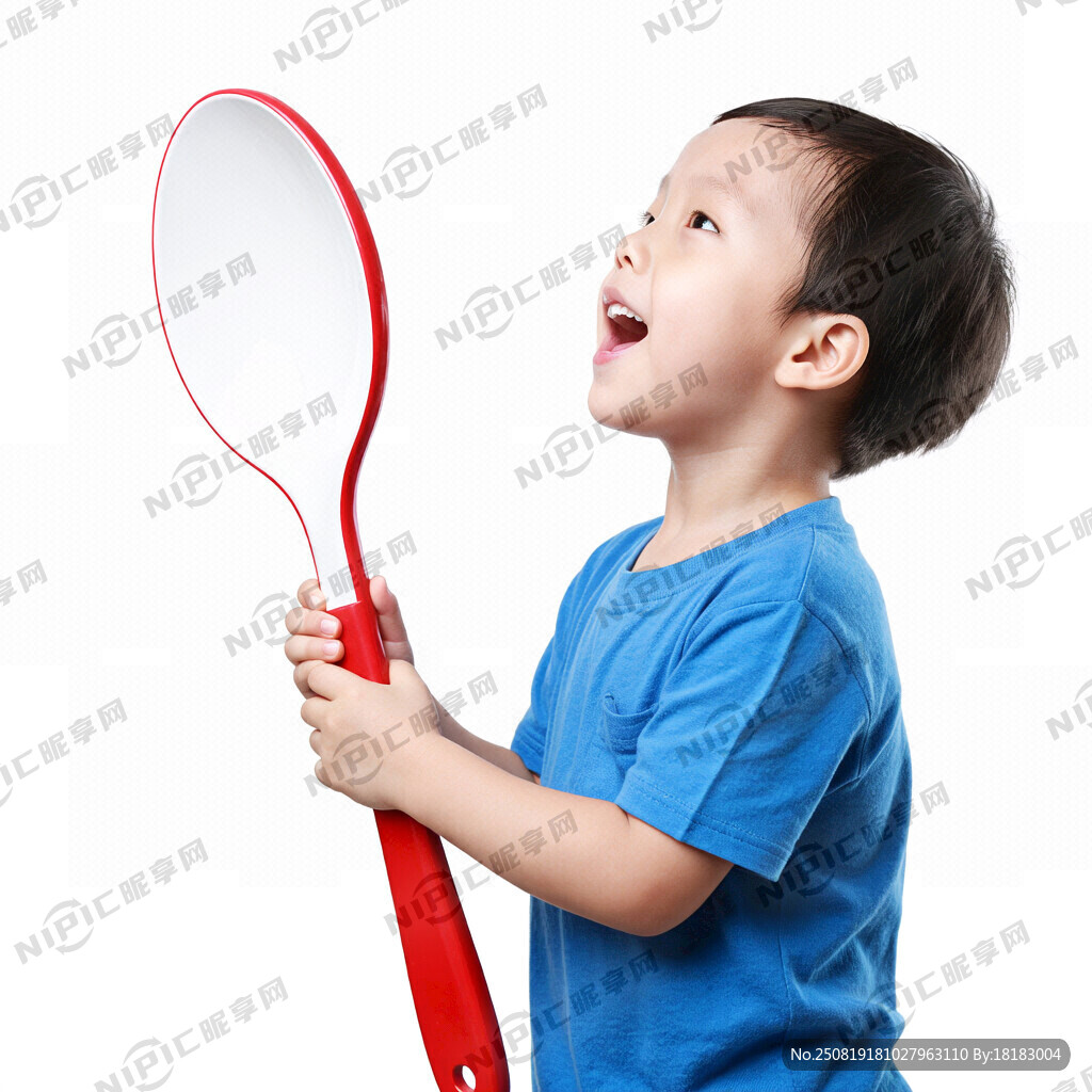 穿蓝色衣服的小男孩 