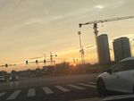 夕阳下的城市道路与吊车