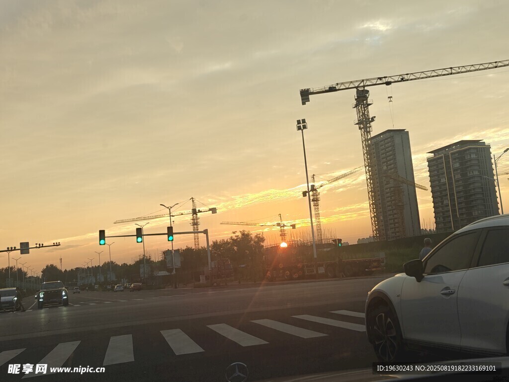 夕阳下的城市道路与吊车