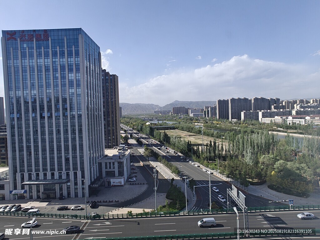 城市高楼与道路景观