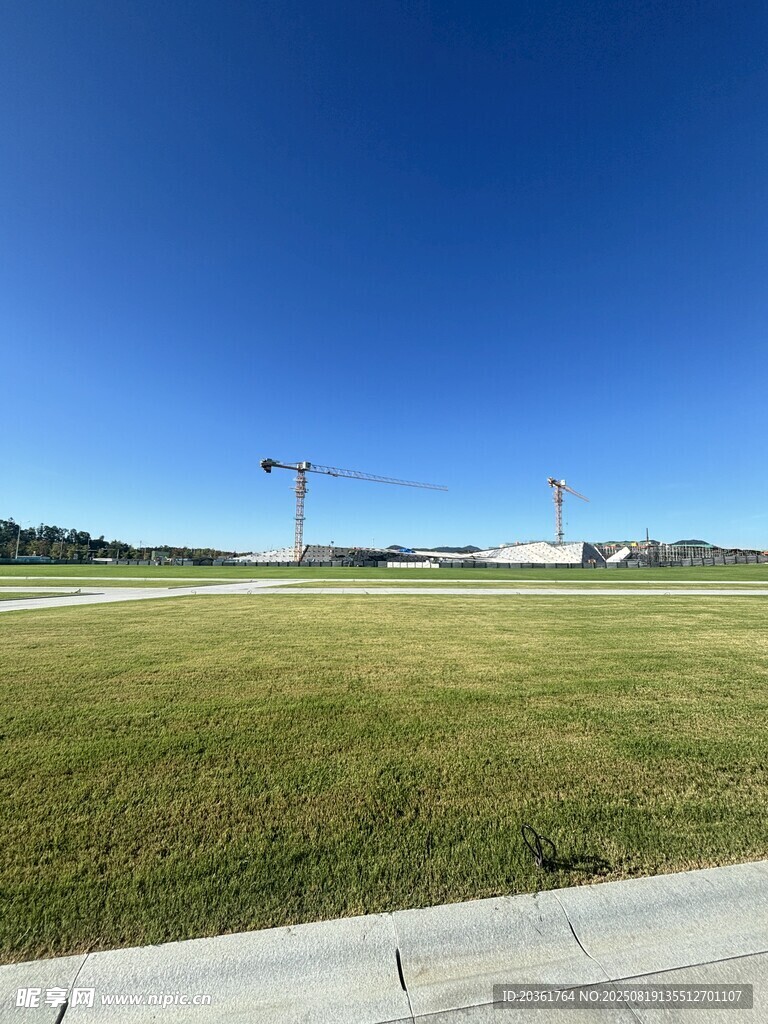 开阔草地与远方设施景观