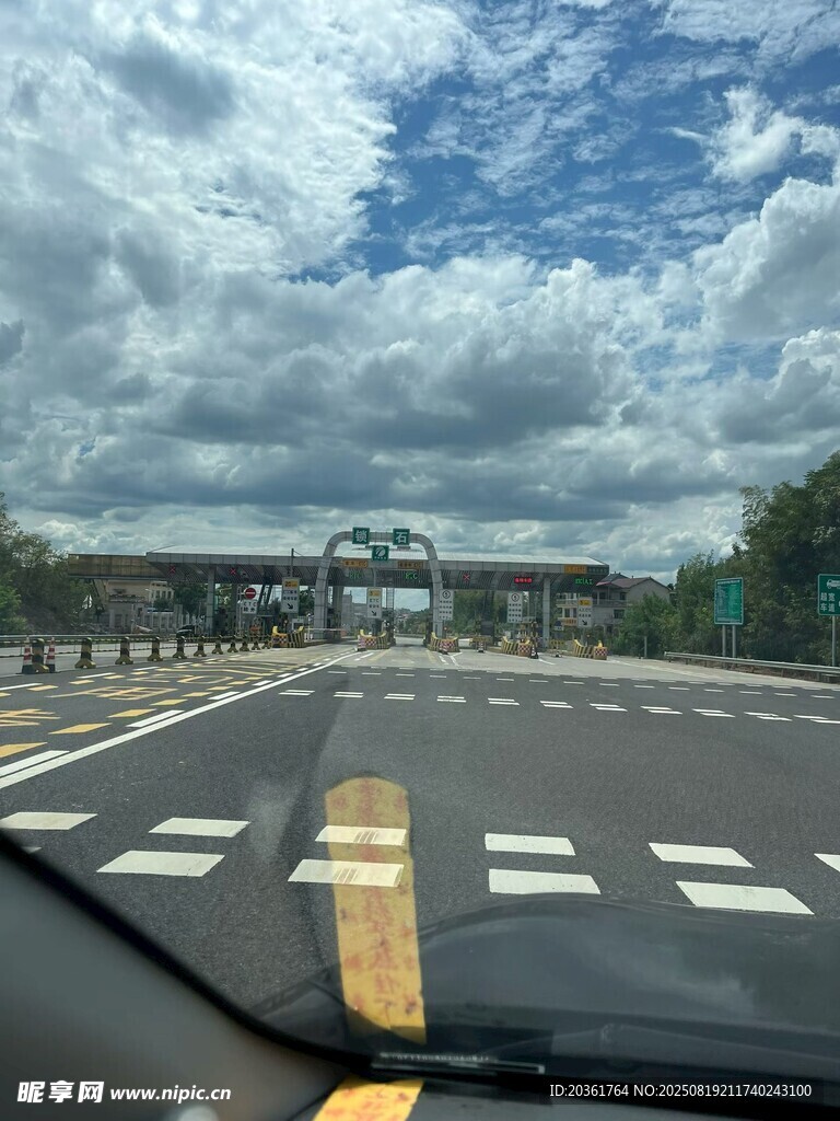 车内视角的道路与天空景色