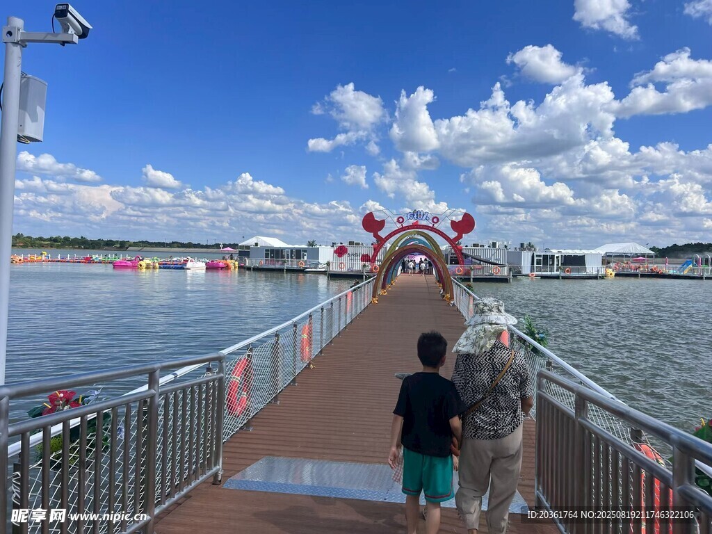 小孩漫步湖边观景桥