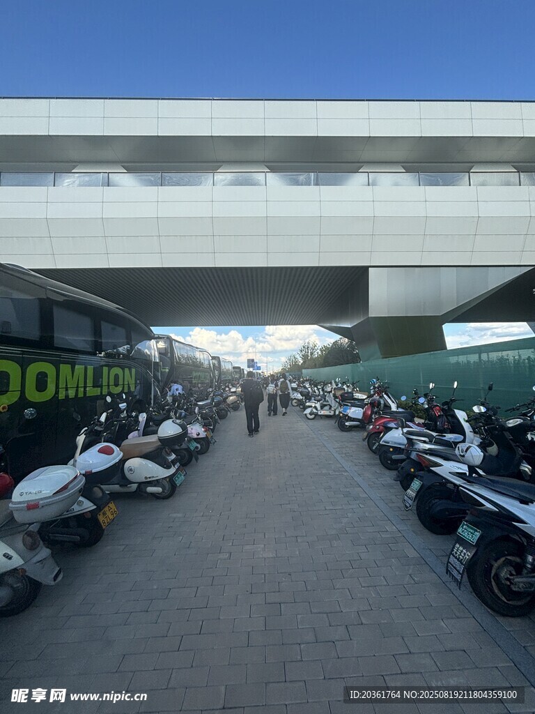 户外停放的众多摩托车场景