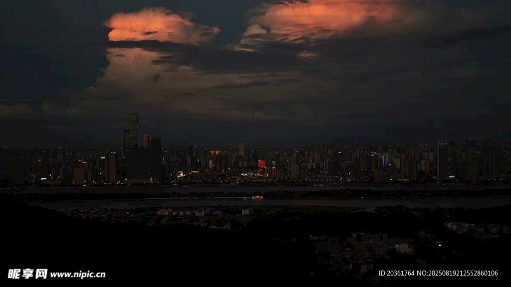 夜幕下城市与绚烂云霞