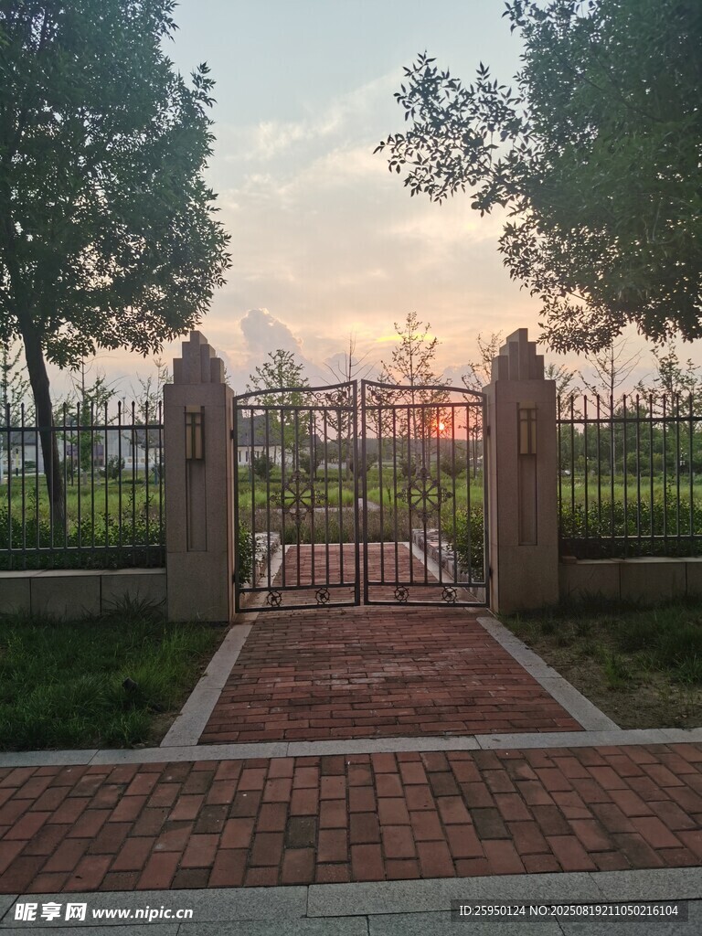 夕阳下的园区入口景观