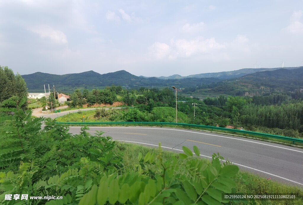蜿蜒公路旁的绿野青山
