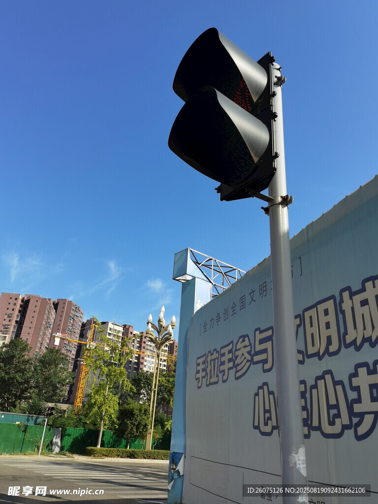 地铁旁交通信号灯及建筑