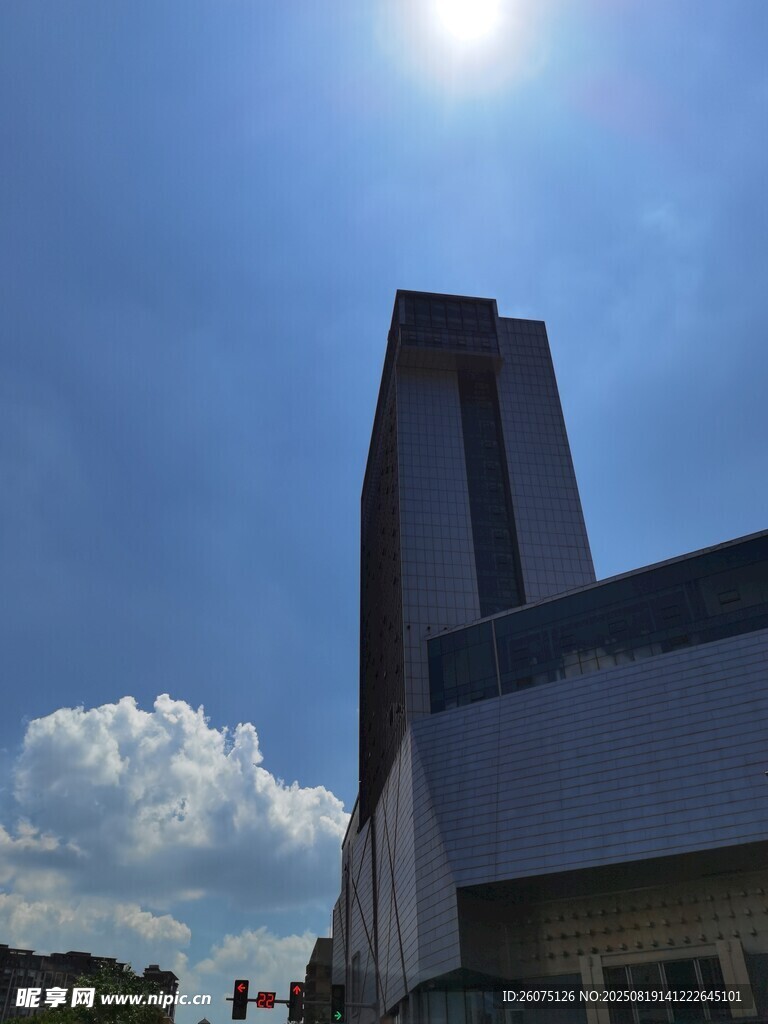 阳光下的现代几何建筑外观