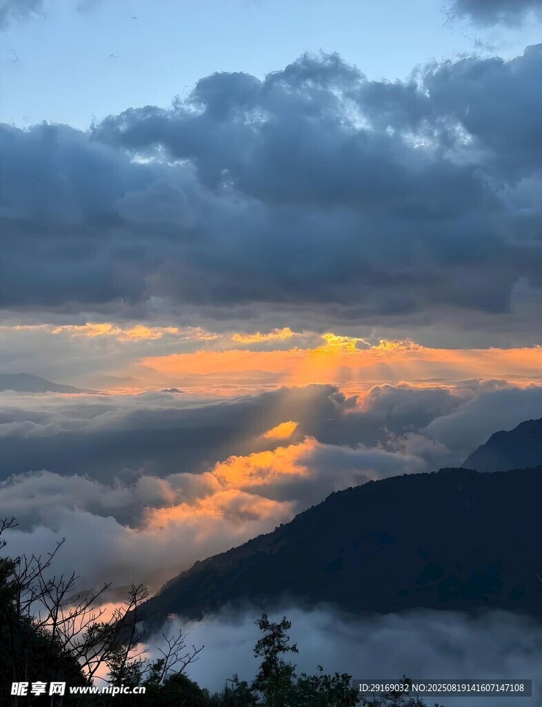 山间云海日出壮丽景观