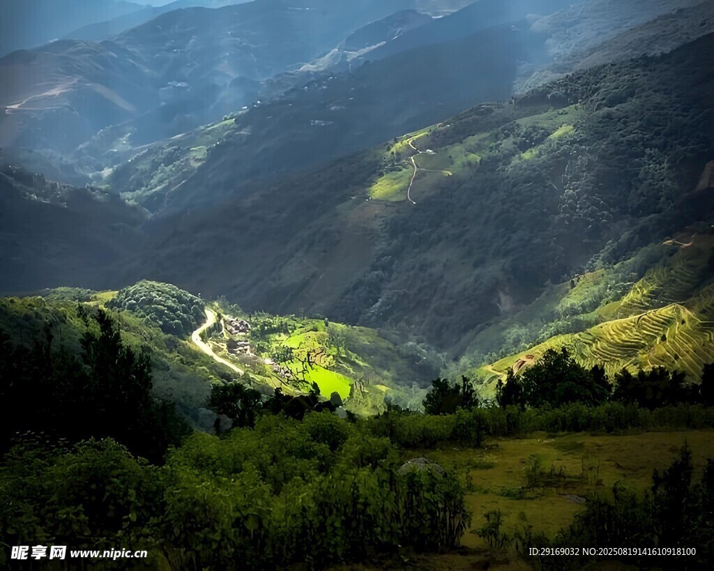 山间美景 绿意盎然的山谷