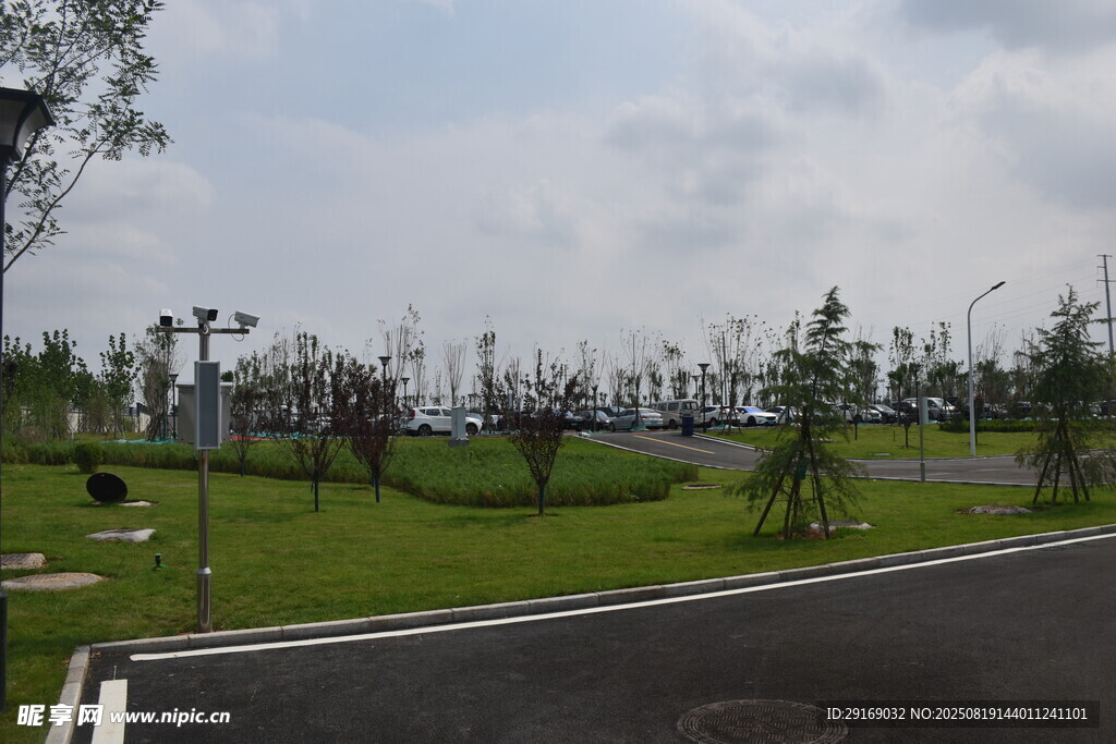 城郊开阔绿地景观