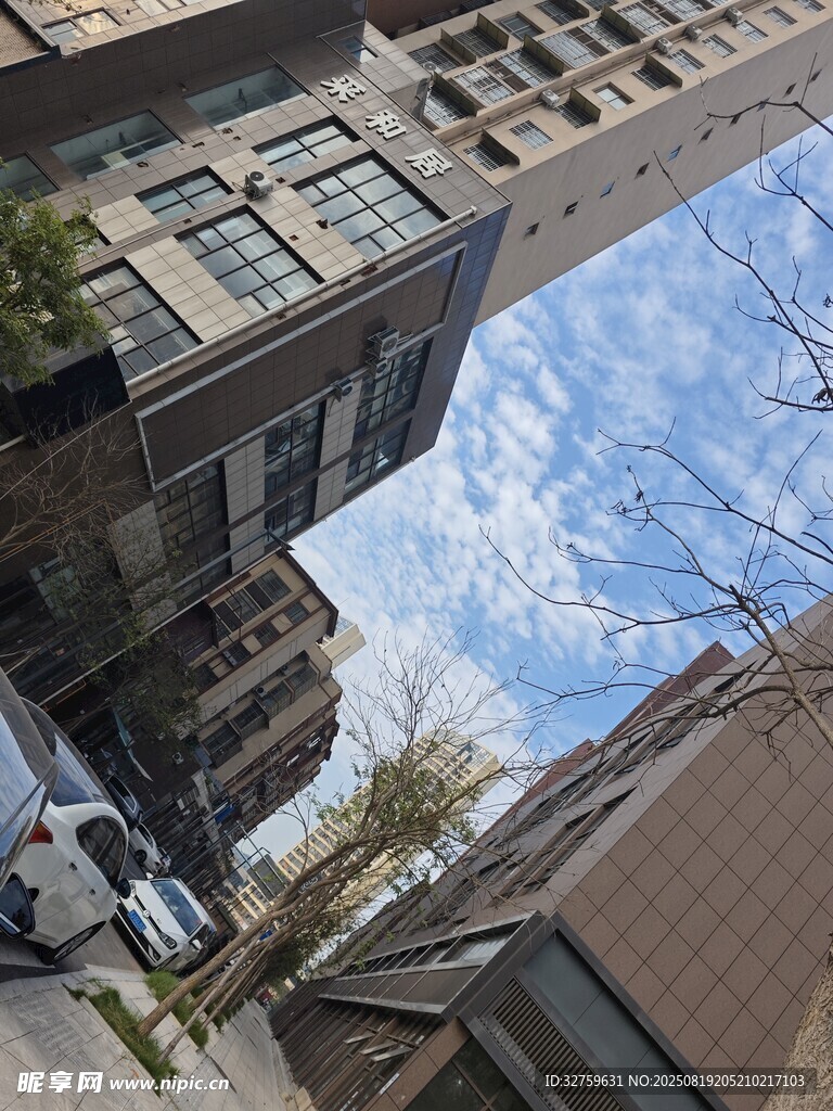 城市街角建筑与晴朗天空