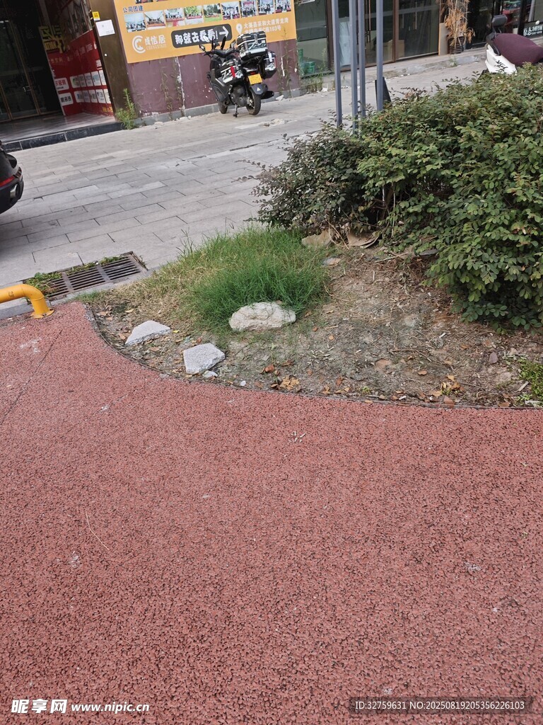 红色透水路面景观