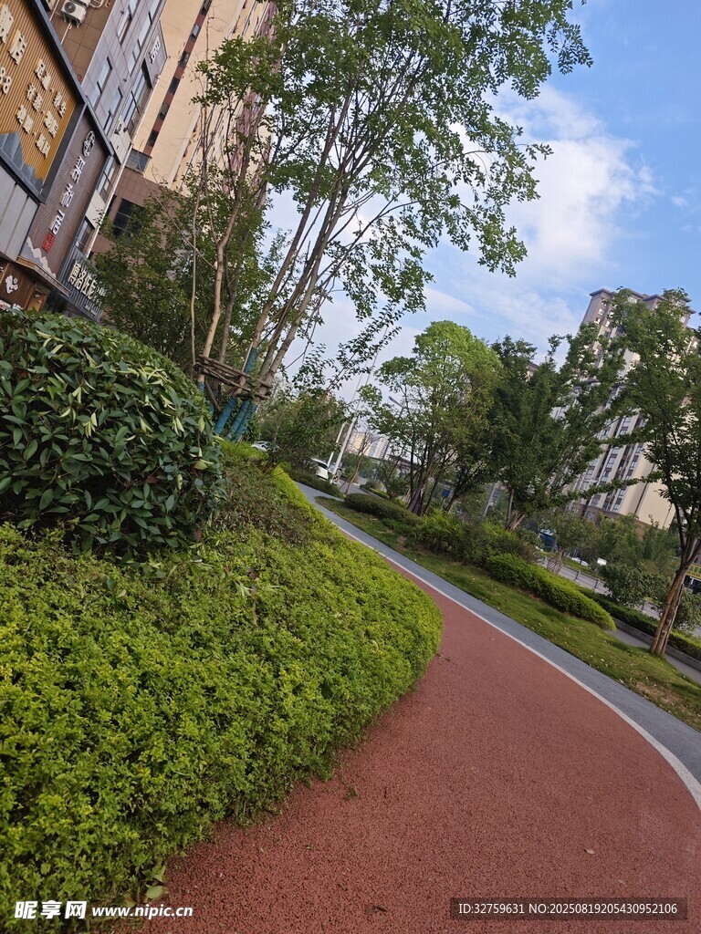 小区内的红色步道与绿植