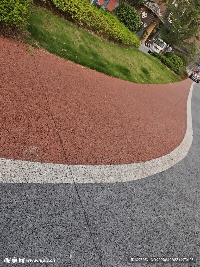 彩色步道与周边景致