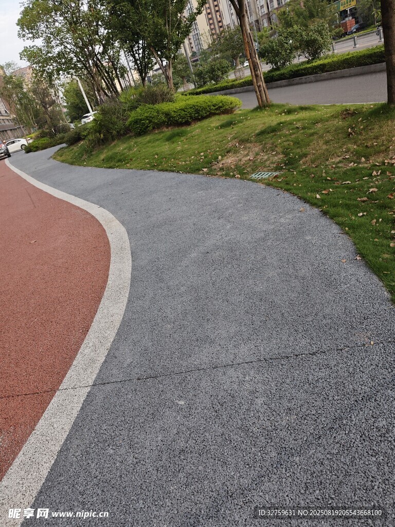 彩色步道旁的弯曲灰色路面