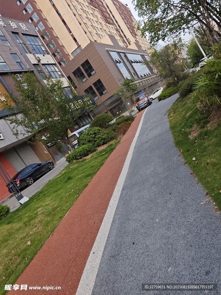 城市中幽静的彩色步道