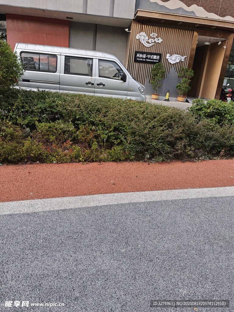 街道旁的白色车辆与建筑
