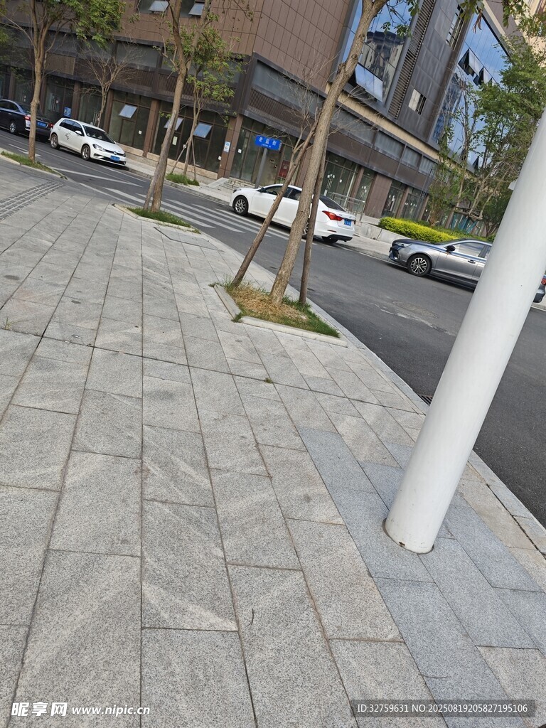 城市街边的人行道景象