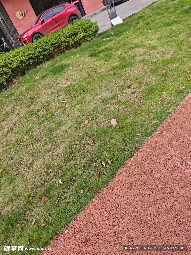 户外草坪与红色步道景观