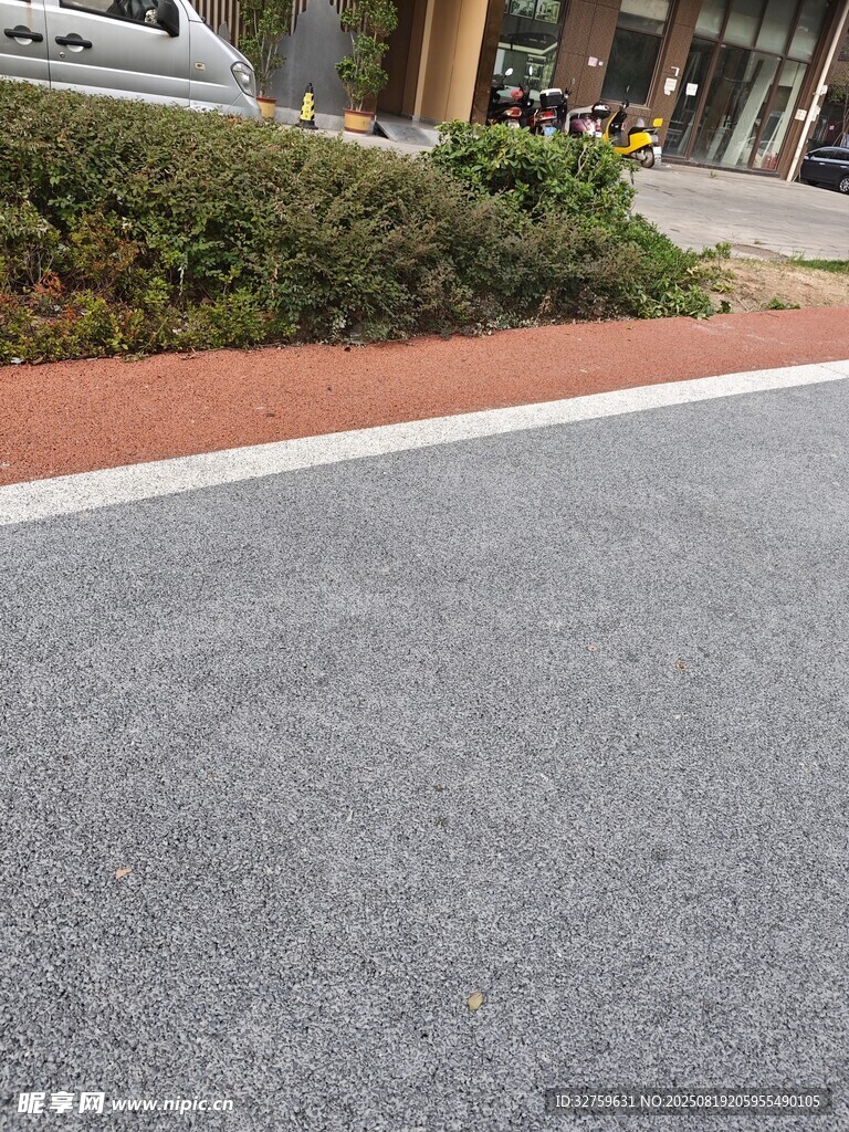 城市道路旁的灰色路面景观