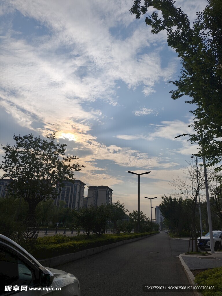 黄昏时分的城市道路风景