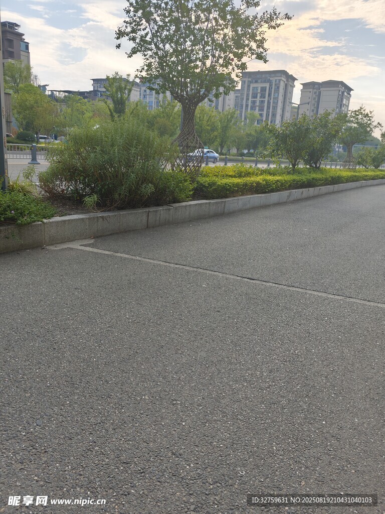 城市中宽阔的柏油马路