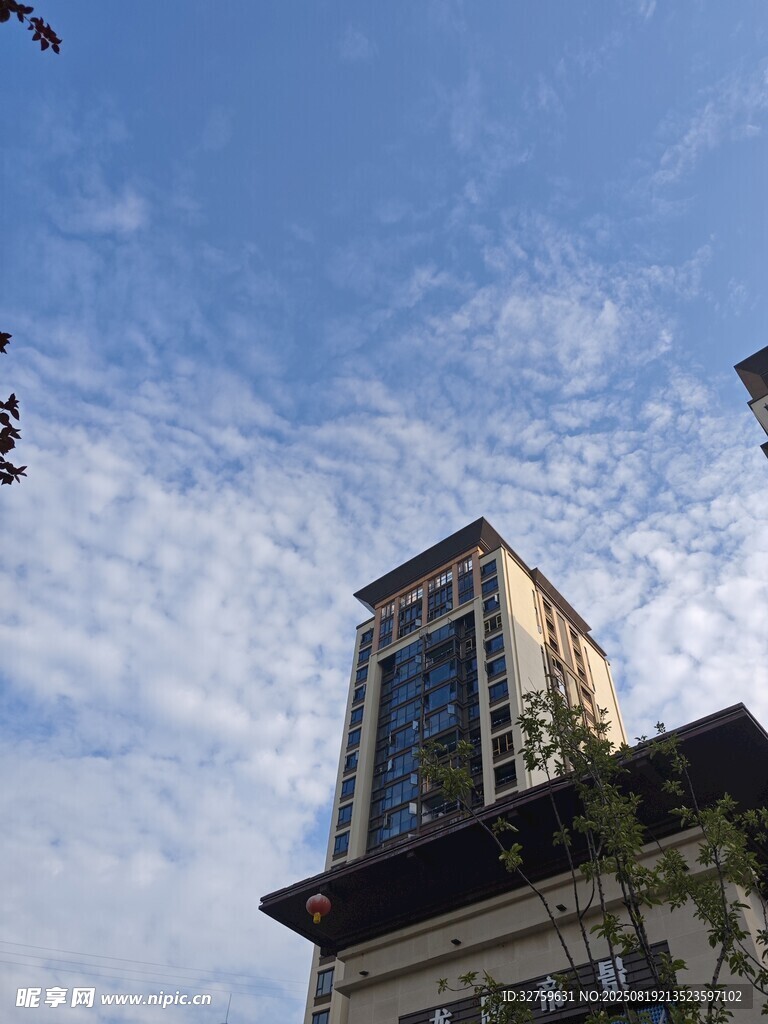 城市高楼与蓝天白云