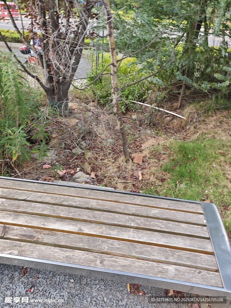 户外木质长椅与绿植景观